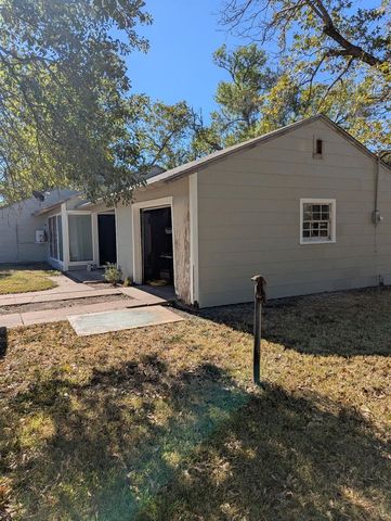 1102 Post Oak Street, Hearne, TX 77859