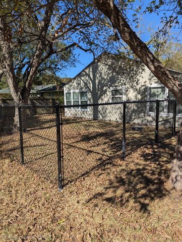 1102 Post Oak Street, Hearne, TX 77859