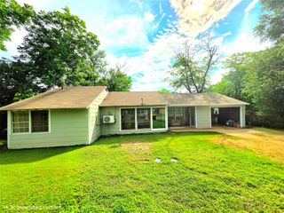 1102 Post Oak Street, Hearne, TX 77859