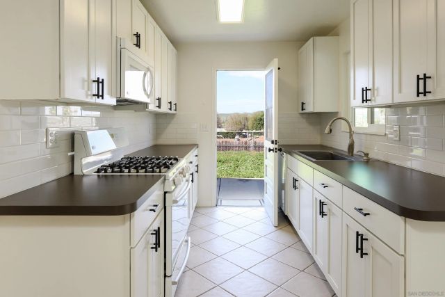 11102 Shadow Hill Way, Santee, CA 92071