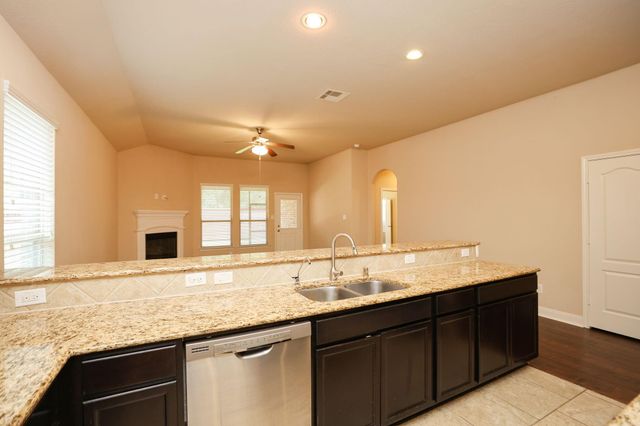147 W Wading Pond Circle, Tomball, TX 77375