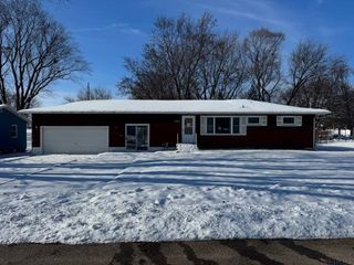 5462 Tucson Drive, Waterloo, IA 50702