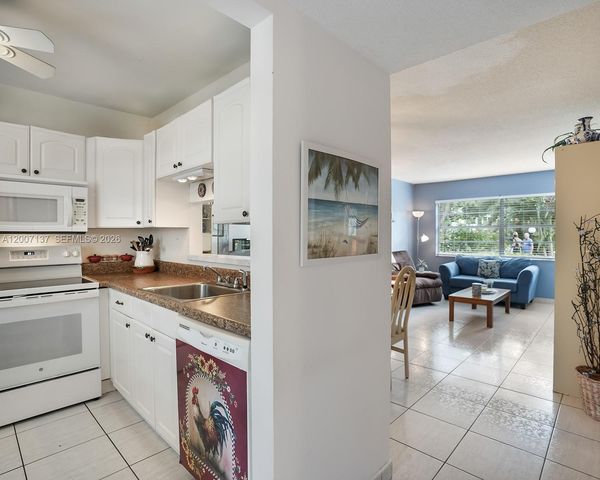 5171 W Oakland Park Blvd 106, Lauderdale Lakes, FL 33313