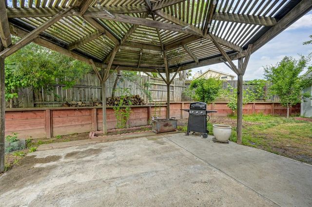 8443 Lost River Ct, Antelope, CA 95843