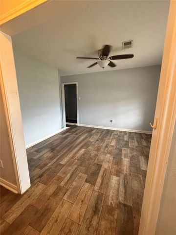 4910 29th Street, Dickinson, TX 77539