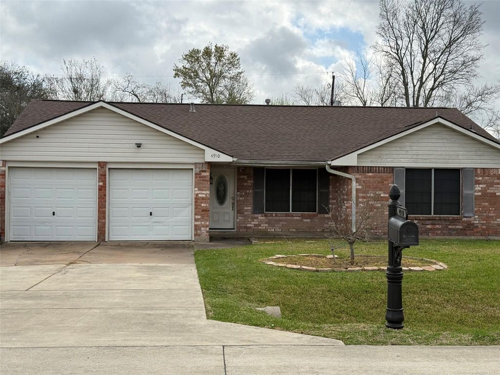 4910 29th Street, Dickinson, TX 77539