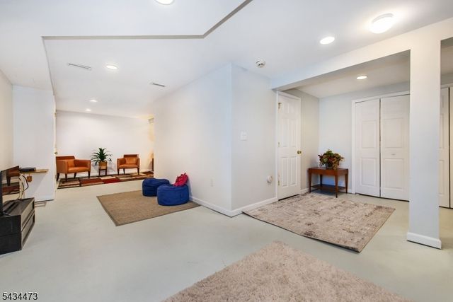 17 Luddington Rd, West Orange Twp., NJ 07052