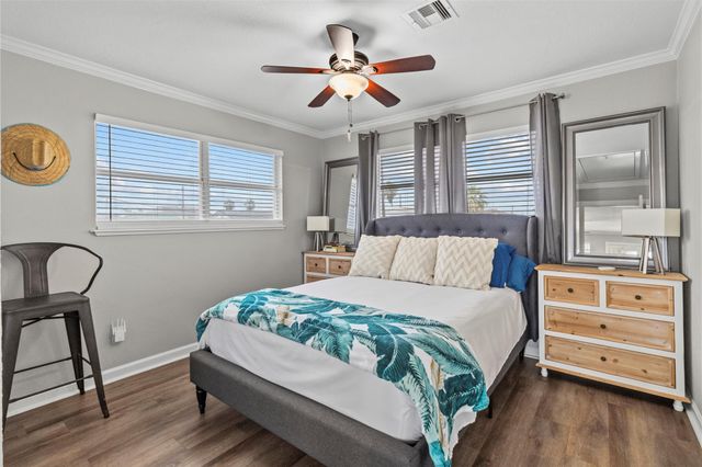 250 Barracuda Street, Bayou Vista, TX 77563