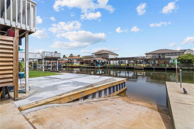 250 Barracuda Street, Bayou Vista, TX 77563
