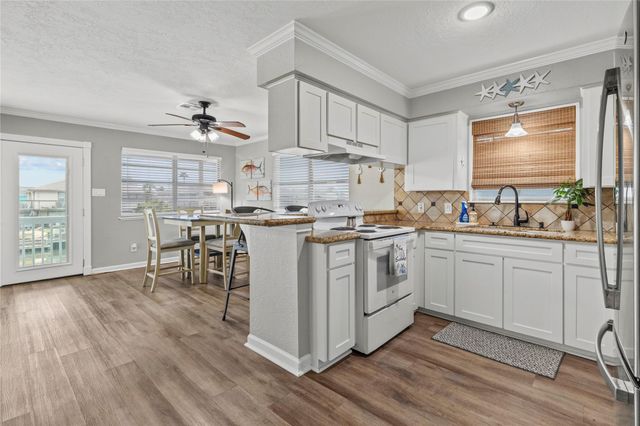 250 Barracuda Street, Bayou Vista, TX 77563