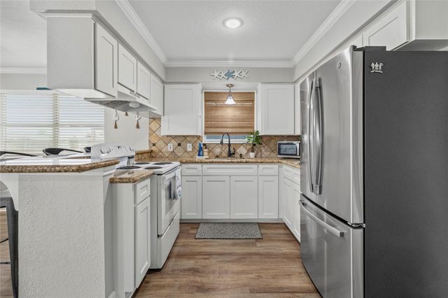 250 Barracuda Street, Bayou Vista, TX 77563