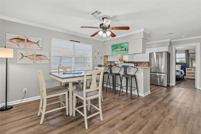 250 Barracuda Street, Bayou Vista, TX 77563