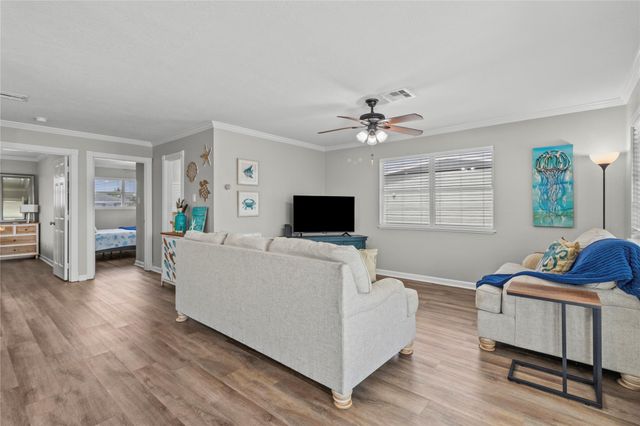 250 Barracuda Street, Bayou Vista, TX 77563