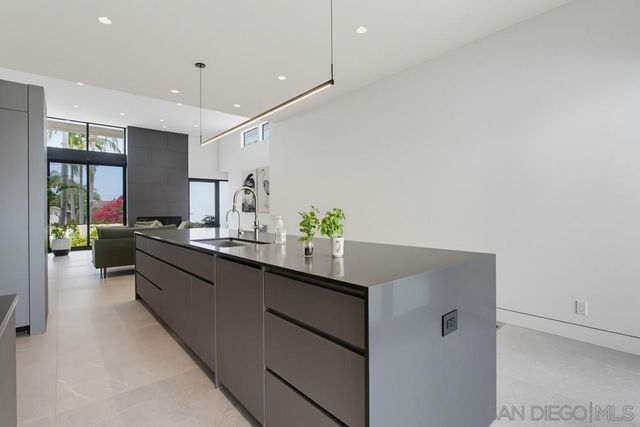 5065 67 Los Robles Dr., Carlsbad, CA 92008