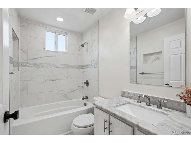 993 S Oakland Ct, Aurora, CO 80012