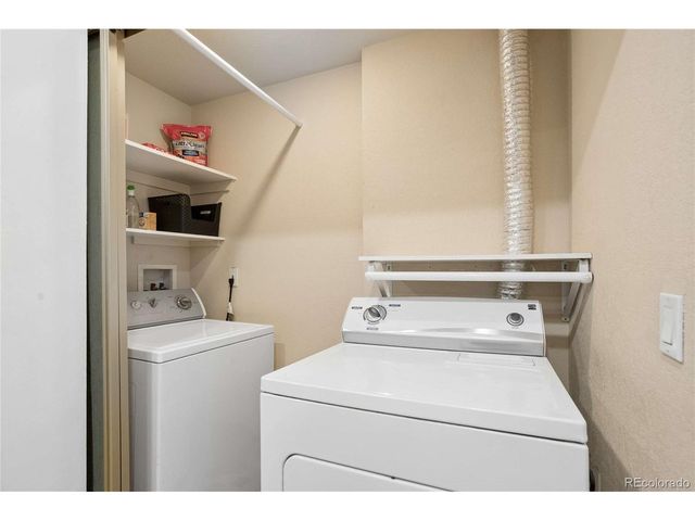 993 S Oakland Ct, Aurora, CO 80012