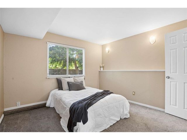 993 S Oakland Ct, Aurora, CO 80012