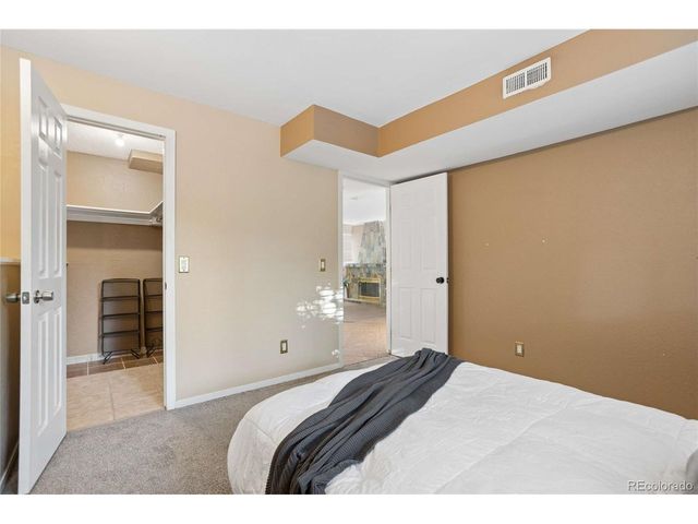 993 S Oakland Ct, Aurora, CO 80012