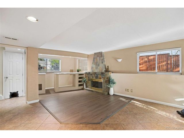 993 S Oakland Ct, Aurora, CO 80012