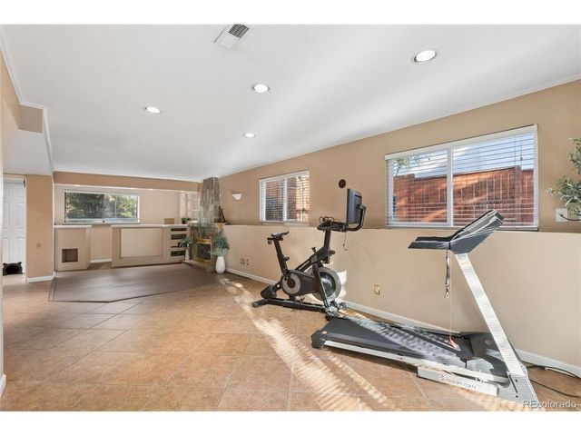 993 S Oakland Ct, Aurora, CO 80012