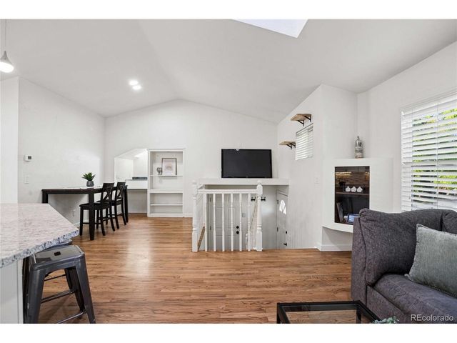 993 S Oakland Ct, Aurora, CO 80012