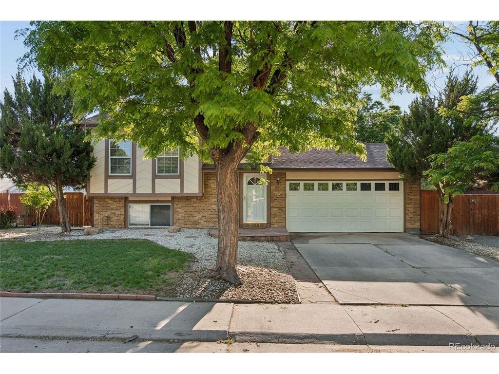 993 S Oakland Ct, Aurora, CO 80012