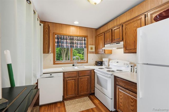 11044 Grand River Avenue, Brighton, MI 48116