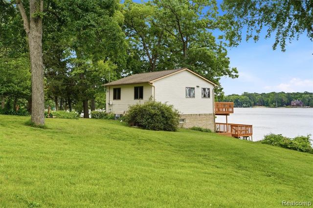 11044 Grand River Avenue, Brighton, MI 48116