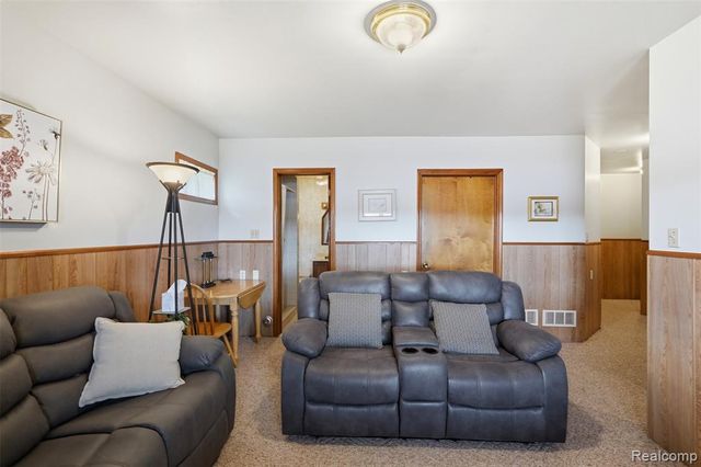 11044 Grand River Avenue, Brighton, MI 48116