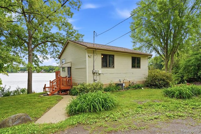 11044 Grand River Avenue, Brighton, MI 48116