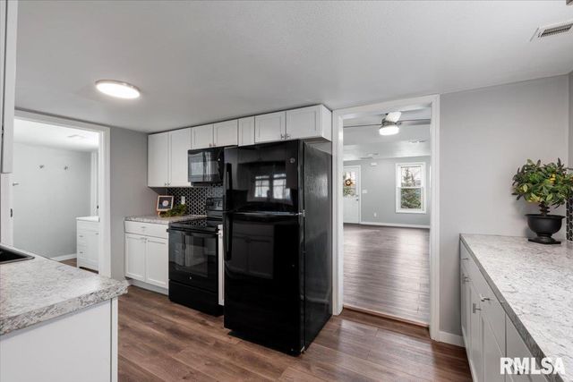 321 2nd Avenue E, Milan, IL 61264