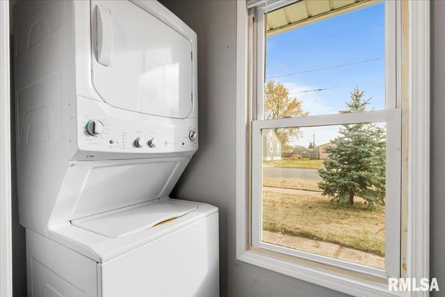 321 2nd Avenue E, Milan, IL 61264