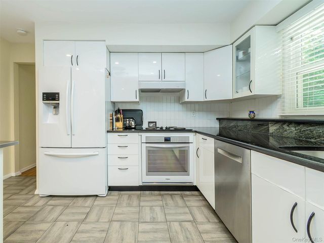 8 Laurel Way, Sea Cliff, NY 11579