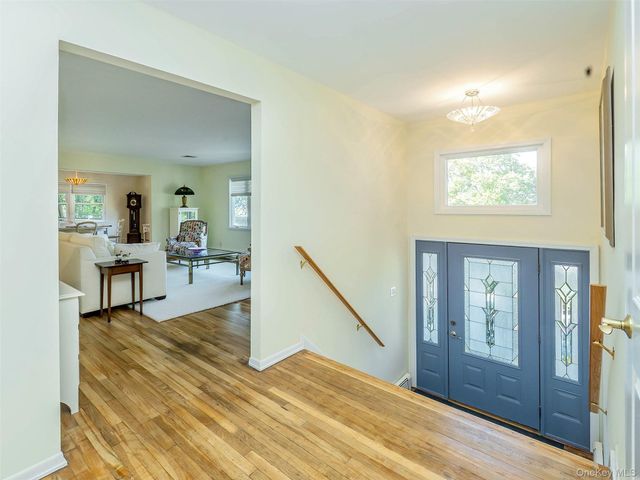8 Laurel Way, Sea Cliff, NY 11579