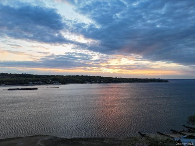8 Laurel Way, Sea Cliff, NY 11579
