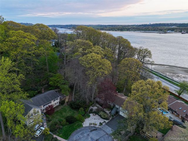 8 Laurel Way, Sea Cliff, NY 11579