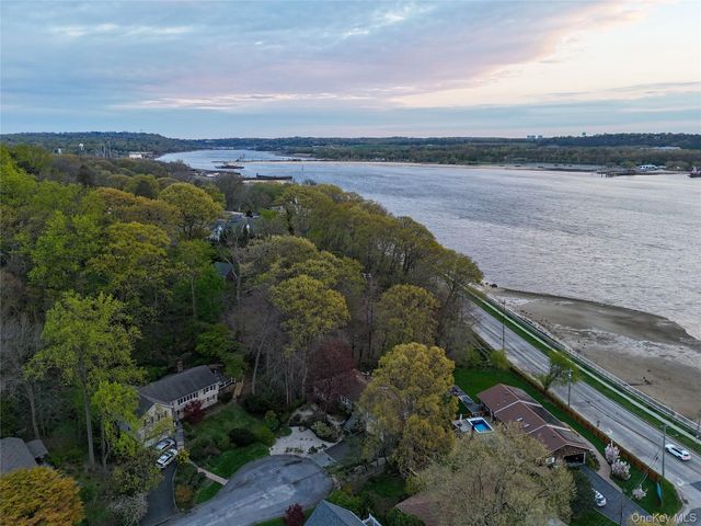 8 Laurel Way, Sea Cliff, NY 11579