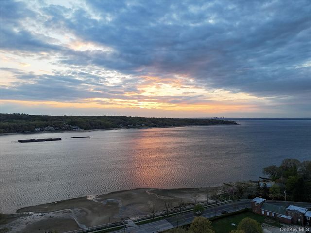 8 Laurel Way, Sea Cliff, NY 11579