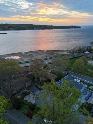 8 Laurel Way, Sea Cliff, NY 11579