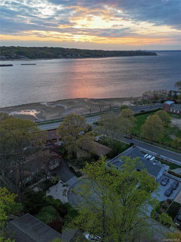 8 Laurel Way, Sea Cliff, NY 11579