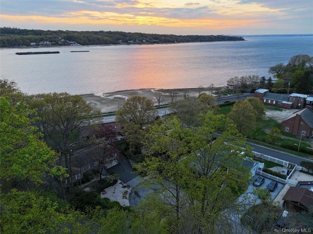 8 Laurel Way, Sea Cliff, NY 11579
