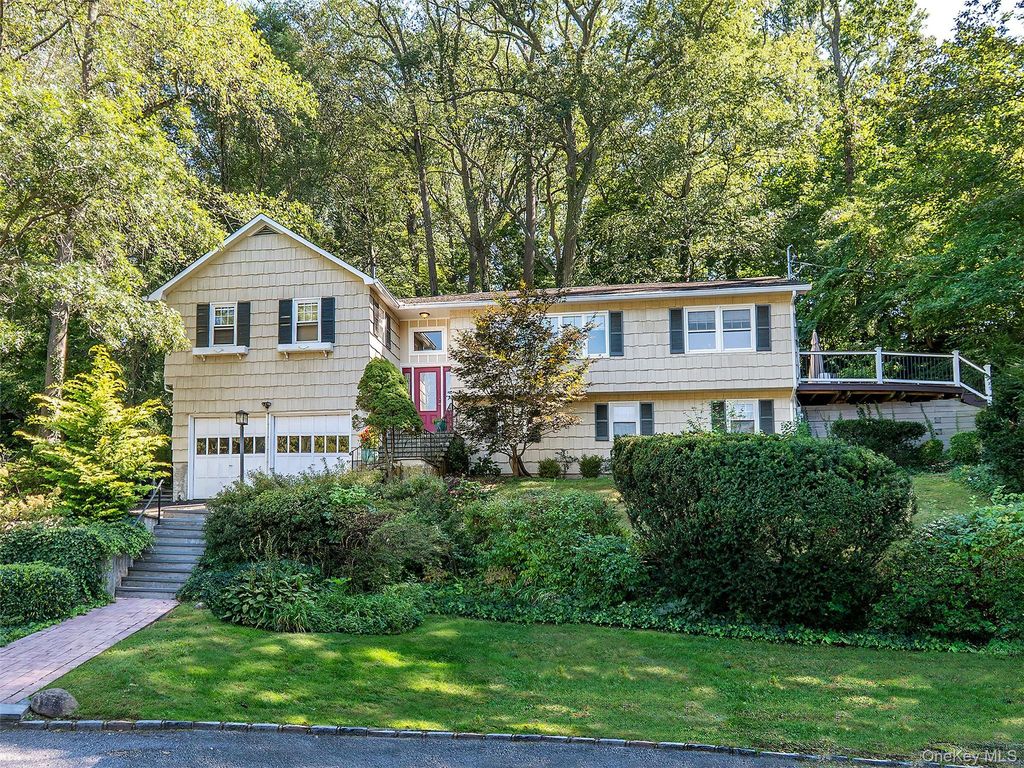 8 Laurel Way, Sea Cliff, NY 11579