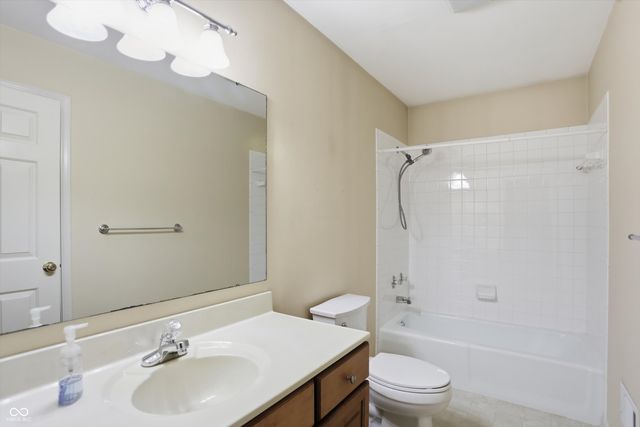 625 Eagle Creek Circle, Zionsville, IN 46077