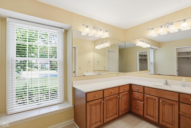 625 Eagle Creek Circle, Zionsville, IN 46077