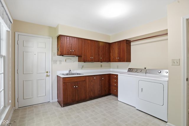 625 Eagle Creek Circle, Zionsville, IN 46077