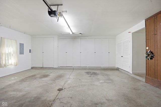625 Eagle Creek Circle, Zionsville, IN 46077