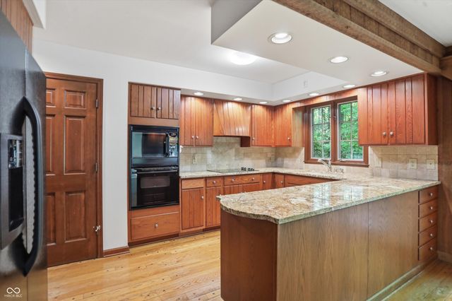 625 Eagle Creek Circle, Zionsville, IN 46077