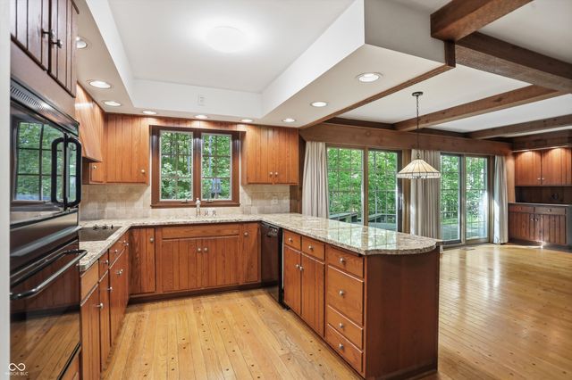 625 Eagle Creek Circle, Zionsville, IN 46077