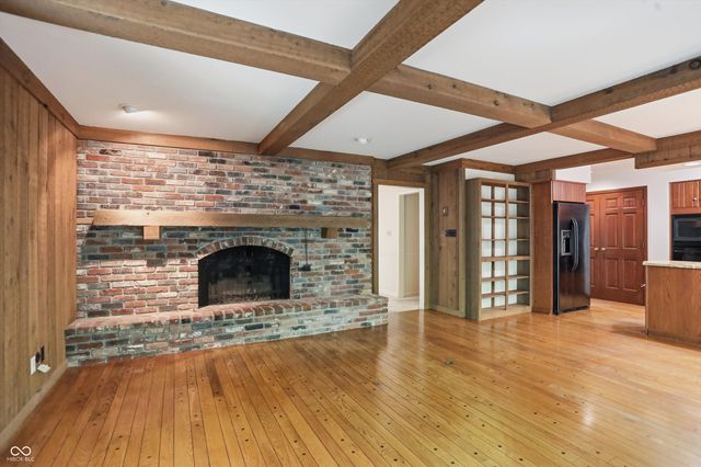 625 Eagle Creek Circle, Zionsville, IN 46077