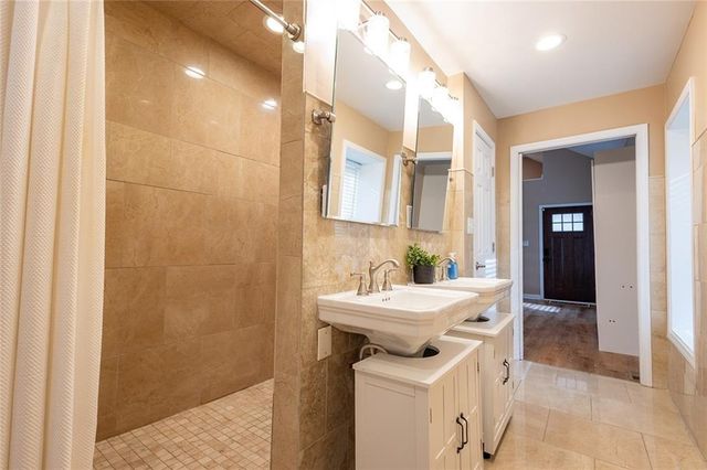 5430 Oakley Avenue, Kansas City, MO 64130